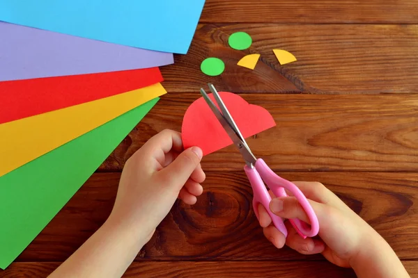 Child cuts a car out of paper. Sheets of colored paper. Kids art. Kids crafts. Crafts concept. How to make a greeting card father's day — Stock Photo, Image