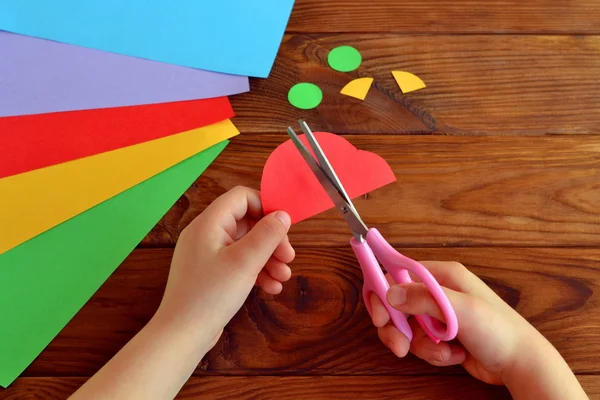 A criança corta um carro do papel. Folhas de papel colorido. Arte infantil. Artesanato infantil. Conceito de artesanato. Como fazer o dia de um pai de cartão de saudação — Fotografia de Stock