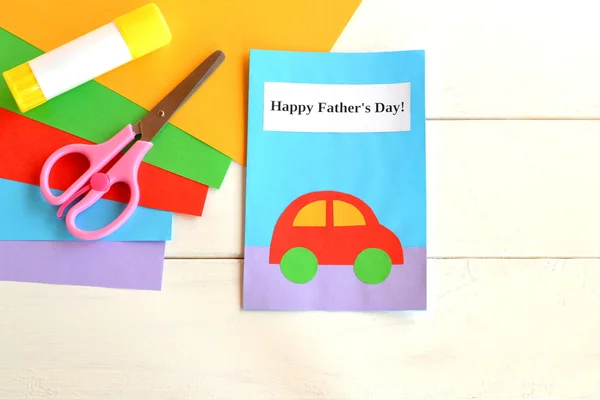 День отца поздравительной открытки. Счастливого дня отца. Детские поделки. Листы бумаги, ножницы, клей на белом деревянном фоне — стоковое фото