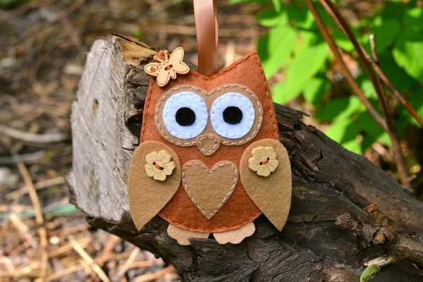Felt owl toy on a branch. Felt soft bird toy outdoor, kids crafts. DIY concept — Stock Photo, Image