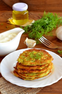 Sebze börek kabak, sarımsak ve dereotu ile pişirilir. Kabak bolca bir tabağa börek. Şişe bitkisel yağ ile et suyu ile ekşi krema, sarımsak, yeşil dereotu, ahşap bir masa üzerinde çatalı. Makro