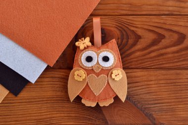 Keçe kahverengi baykuş. Shabby şık tarzı. Çocuk el sanatları. Keçe çarşaflar. Kahverengi ahşap masa