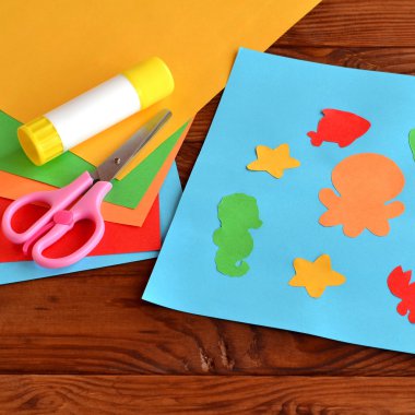 Kağıt aplike deniz hayvanları ve balıklar. Anaokulu sanat dersi. Kağıt deniz hayvanları - ahtapot, balık, deniz yıldızı, deniz atı, yengeç. Çocuklar DIY. Sayfa renkli kağıt, makas, yapıştırıcı