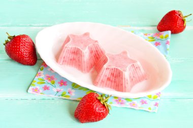 Ev yapımı çilekli dondurma. Tabakta taze ve lezzetli çilekli dondurma. Donmuş çilekli yoğurt. Soğuk tatlı tatlı.