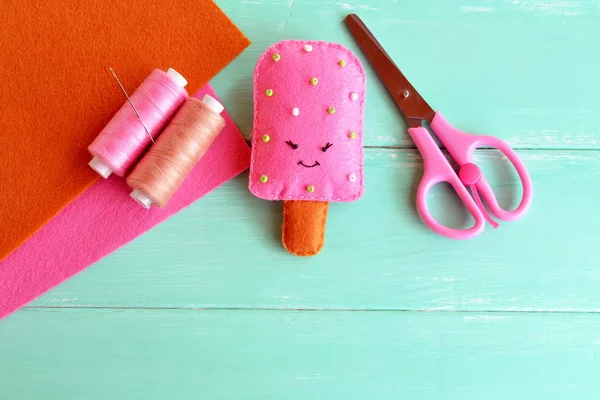 Juguete de helado de fieltro lindo mano. Helado de lana rosa con bordado de cuentas. Rosca, aguja, tijeras, hojas de fieltro . — Foto de Stock