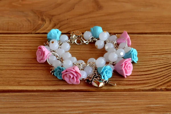 Handmade bracelet with flowers made of polymer clay, plastic beads and metal pendants. Girl style. Polymer clay ideas for beginners diy craft projects — Stock Photo, Image