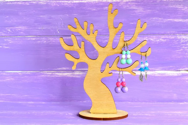 Een kleine decoratieve boom voor het opslaan van oorbellen. How to organize hoe oorbellen. Hoe bewaart u bijouterie thuis. Lifehack — Stockfoto