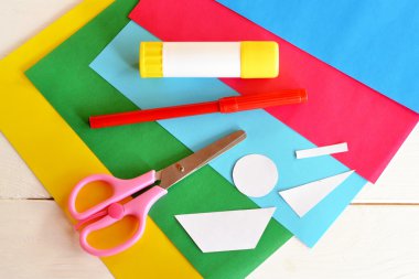Sopa, renkli levhalar, makas, kırmızı işaret, kağıt kalıpları tutkal. Malzemeleri ayarla eğlenceli oluşturmak için yaz kartı. El sanatları için desen. İleti örneği. Bebek ve okul öncesi sanat ders. Ahşap arka plan. Portre