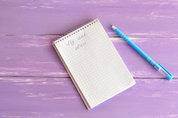 Abra o caderno de papel com a mensagem Meu plano de dieta. Bloco de notas para planejar a perda de peso. Caneta azul. Conceito de planeamento — Fotografia de Stock