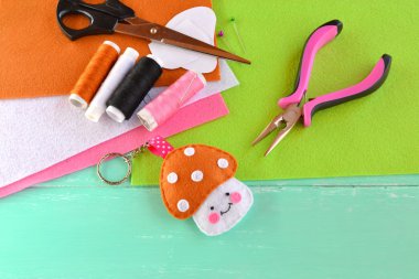 El yapımı kolye. Oyuncak mantar, Tel, iğne, makas, iğne, pense hissettim. Çocuklar el sanatları kavramı