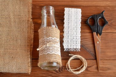 El yapımı vazo diy projesi, makas, çuval bezi, kordon, dantel. El yapımı mutfak vazosu dekoru için ayarlandı. Geri dönüşüm kavanozu, ucuz el sanatları konsepti. Kavanozlu çuval bezi tasarımı. El işi malzemeleri. El işi diy projesi. Üst görünüm