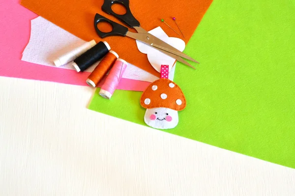 Felt toy mushroom, thread, needle, scissors, paper templates. Kids crafts — Stock Photo, Image