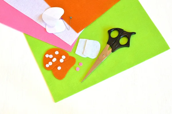 Felt sheets, paper templates, scissors, pins, felt  patterns - sewing set for felt toy mushroom. Kids crafts — Stock Photo, Image