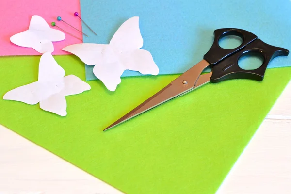 Modelli di carta farfalle, forbici, spilli. Set da cucito, tutorial — Foto Stock
