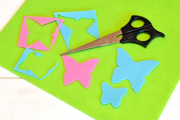 Details felt butterflies, scissors.  Felt butterfly patterns. Sewing set, tutorial — Stock Photo, Image