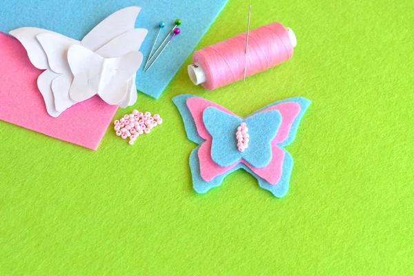 Mariposa de fieltro, plantillas de papel, hilo, aguja, alfileres, perlas. Juego de costura, tutorial. Cómo mejorar la concentración de los niños con la costura artesanal. — Foto de Stock