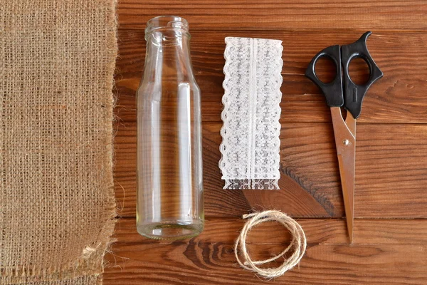 Garrafa de vidro, tesoura, serapilheira, cordão, renda. Como fazer o vaso feito à mão. Vista superior — Fotografia de Stock