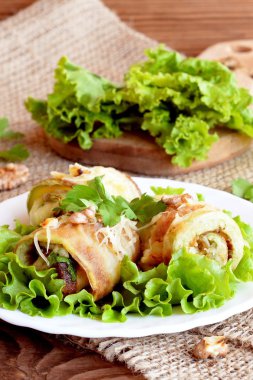 Kızarmış kabak peynir, ceviz ve otlar ile alır. Kızarmış kabak böreği bir plaka üzerinde doldurulmuş. Taze marul bir ahşap tahta üzerinde yapraklar. Yaz sağlıklı ve lezzetli meze