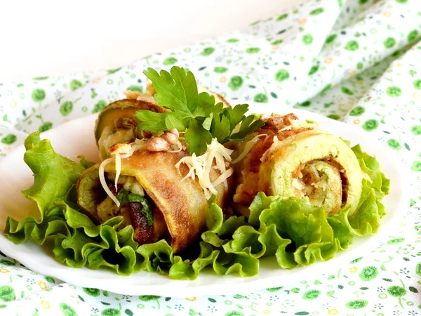 Zucchini goreng gulung dengan keju, peterseli segar dan kenari. Zucchini gulungan pada selada hijau dan di piring. Makanan pembuka sayur-sayuran. Penutup — Stok Foto