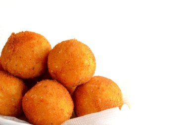 Kızarmış pirinç topları arancini beyaz arka plan üzerinde izole. İtalyan yemek