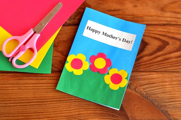 인사말 카드 해피 어머니의 날-어린이 공예가 위, 종이 시트에 갈색 나무 배경 — 스톡 사진