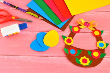 Yaprak kağıt, makas, yapıştırıcı, kalem, Paskalya sepeti ve yumurta - çocuk yaratıcılık için ayarla