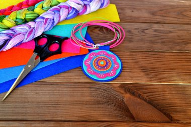 Renkli Keçe Kolye - El yapımı takılar. Kendin yap. Makas, keçe kopya alanı metin için ahşap bir zemin üzerine yaprak