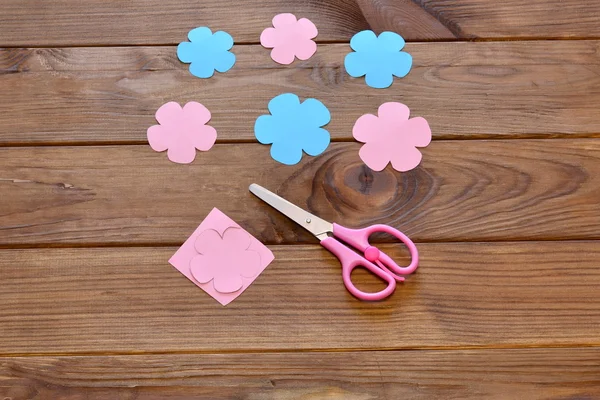 Paper flowers set, scissors on a wooden table. Flowers cut from paper — Stock Photo, Image