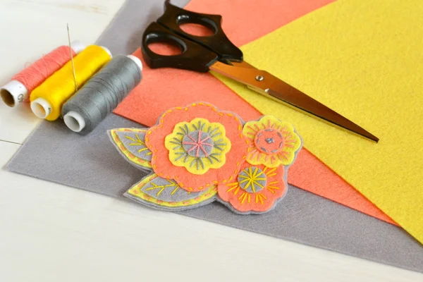 Flower felt brooch. Felt sheets, scissors, thread, needle - sewing set — Stock Photo, Image