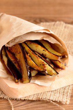 Baharatlı patlıcan sarma kağıt çuval bezi ve ahşap arka plan üzerinde. Gevrek yaz sebze meze. Portre