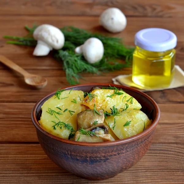 Kentang rebus lezat dengan jamur, rempah-rempah, dill dan minyak sayur. Dill hijau, jamur segar, minyak bunga matahari, sendok di atas meja kayu. Diiris kentang panggang — Stok Foto