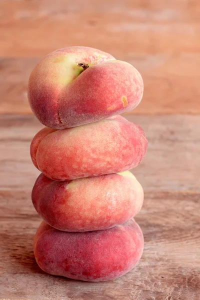 Свежие спелые фиговые персики на старом деревянном фоне. Сочные вкусные фрукты. Крупный план — стоковое фото