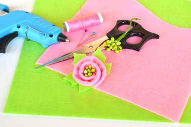 Broş çiçek hissettim, makas, tutkal tabancası, Tel, iğne, toplu iğne - yaratıcılık ayarla 