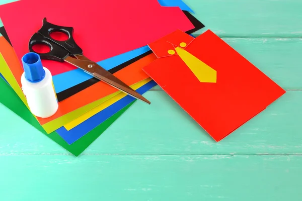 Feliz día de los padres tarjeta de felicitación, hojas de cartón, tijeras, pegamento. Conjunto de niños artesanos — Foto de Stock