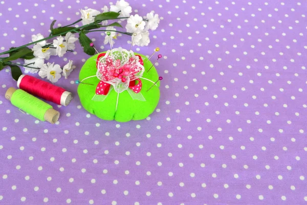 Nadelkissen aus Filz mit vielen Nadeln zum Nähen. Hintergrund mit leerem Platz für Text — Stockfoto