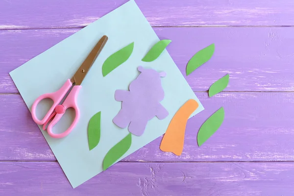 Hippo, blad, palm trädstam klippt från färgat papper. Inställt på skapa en sommar barn kort. Sax, pappers-täcker. Flodhäst och palm tree applique hantverk arts idé för barn — Stockfoto