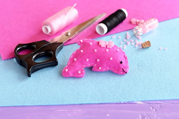 Pink wook felt dolphin soft toy crafts embellished with beads and button. Fabric sea animal toy. Home felt marine creature decor for kids. Sewing crafts materials and supplies. Children felt craft activity and hobbies — Stock Photo, Image