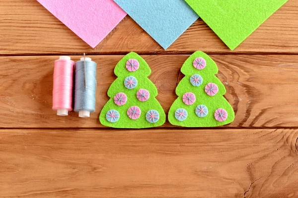 Green felt Christmas tree ornament with pink and blue balls on a wooden background. Homemade Christmas tree felt embroidery diy. Home embellishment. Sewing tutorial for kids. Craft step by step. Top view. Closeup — Stock Photo, Image