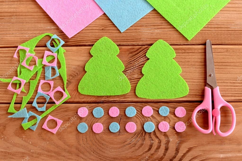 Felt Christmas tree decoration patterns. Felt scraps, scissors on ...