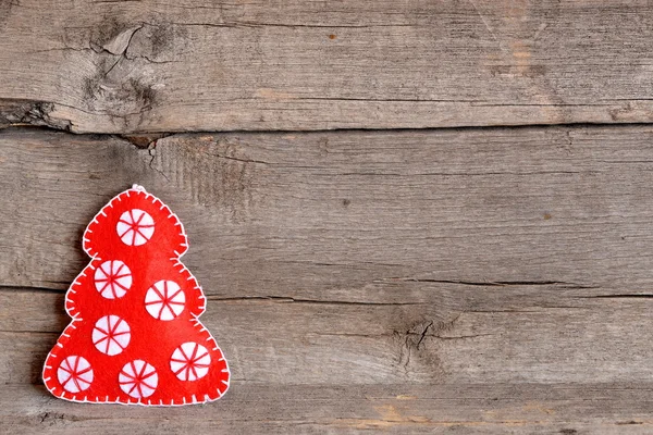 Vilt kerstboom op oude houten achtergrond. Voelde rood bont-boom met geborduurde witte ballen. Kerstmis ambachten achtergrond met lege ruimte voor tekst. Kinderen Xmas diy — Stockfoto