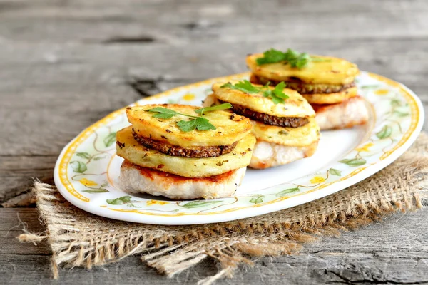 Fillet Turki goreng dengan kentang, zucchini dan peterseli di atas piring dan di atas burlap. Daging dengan sayuran di atas meja kayu. Makan siang lezat atau resep makan malam. Penutup — Stok Foto