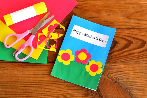 인사말 카드 해피 어머니의 날-아이 들 공예입니다. 가 위, 접착제, 종이 조각, 종이 시트에 갈색 나무 배경 — 스톡 사진