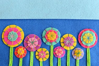 Güzel parlak çiçek keçe çevrelerinde yapılan. İğne işi fikir. El sanatları çiçek bezemeler. Doğum günü, Sevgililer günü, Paskalya, tatil için tebrik kartı için arka plan 