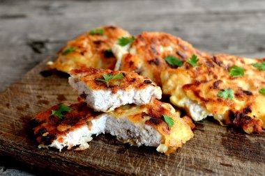 Türkiye'de et parçaları meyilli kızarmış ve maydanoz yaprakları ile süslenmiş. Türkiye'de bir kesme tahtası ve eski bir ahşap arka plan pirzola kesti. Lezzetli tavuk tarifi 