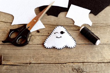 Doldurulmuş hayalet oyuncak, makas, yaprak, iplik, eski bir ahşap masa iğne falan batmazdı hissettim. Beyaz hayalet el sanatları evde yapılan Cadılar Bayramı. Cadılar Bayramı çocuklar sanat dikiş. Dikiş diy 