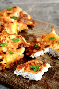 Yumurta meyilli zeytinyağı içinde Türkiye'de meme biftek kızarmış. Lezzetli Türkiye et pirzola ahşap arka plan üzerinde. Rustik bir stil. Pişirme et fikir 