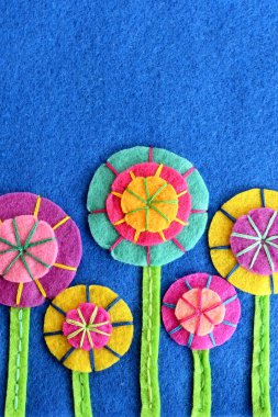 Keçe daireler yapılmış güzel renkli çiçekler. Diy çiçek süslemeleri. Şenlikli arka plan. Doğum günü, Sevgililer Günü, Paskalya, Anneler Günü için tebrik kartı 