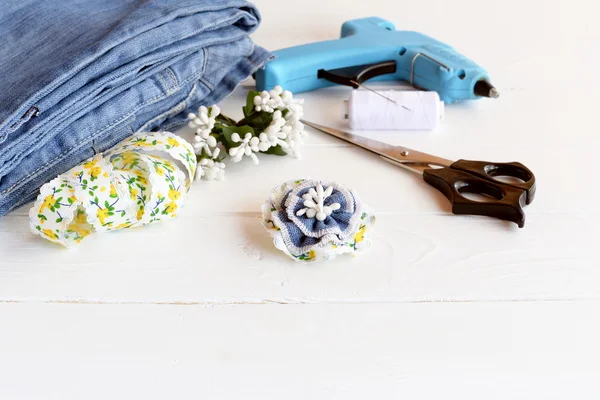 Geri dönüşümlü kot broş. Güzel çiçek broş geri dönüşümlü eski kot kullanarak. Kolay ev denim aksesuar yaptı. Makas, tutkal tabancası, dantel, iplik, ahşap bir masa üzerinde iğne. Çocuklar ve kadınlar için Zanaat fikir 