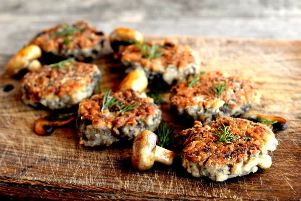 炒蘑菇肉片用莳萝上木制的背景装饰。巴西蘑菇食谱 — 图库照片