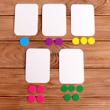 Kartları ve daireler renkli karton kesme. Nasıl kendinizi çocuklar için eğitim flashcards yapmak. Erken çocukluk gelişimi. Karton el sanatları projesi. Adım. Üstten Görünüm 